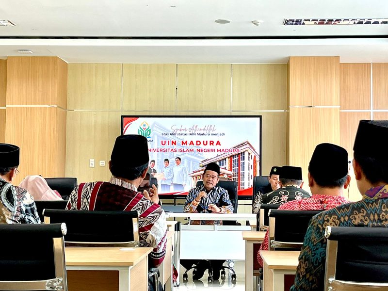 Rektor UIN Madura, Dr. H. Saiful Hadi, M.Pd., memberikan sambutan untuk kali pertama sejak kampus berubah status dari IAIN Madura menjadi UIN Madura.