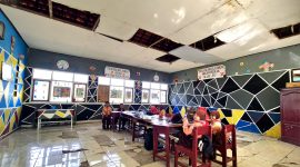 FOKUS: Siswi SDN Toket 3 Kecamatan Proppo, Pamekasan bersiap mengikuti KBM di kelas, beberapa waktu lalu. (KLIKMADURA).