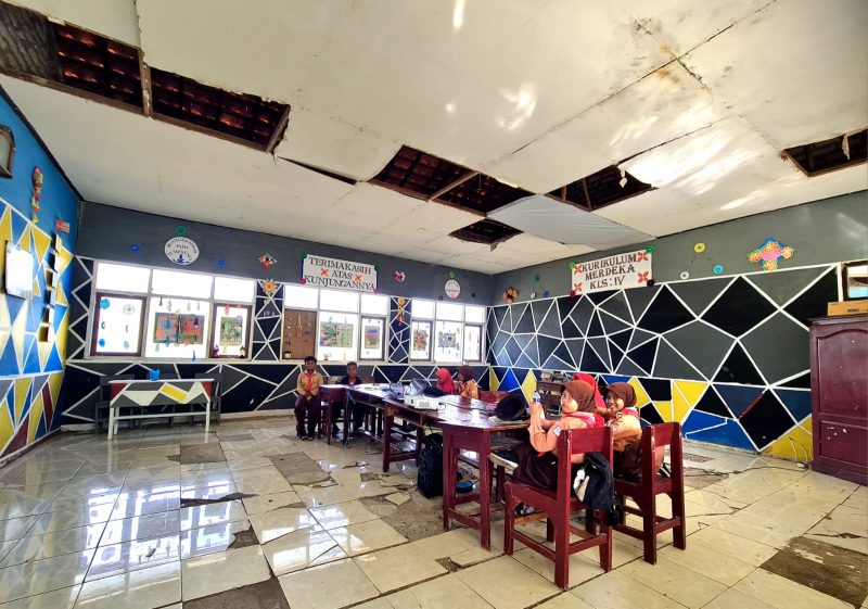 FOKUS: Siswi SDN Toket 3 Kecamatan Proppo, Pamekasan bersiap mengikuti KBM di kelas, beberapa waktu lalu. (KLIKMADURA).