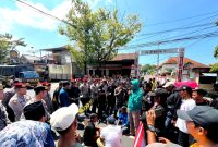 Aktivis ARCI dan nelayan saat melakukan aksi demonstrasi di Mapolres Pamekasan. (MOH. IQBALUL KHAVEI MZ / KLIKMADURA)