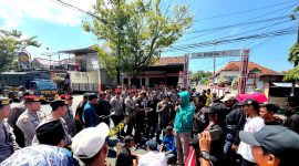 Aktivis ARCI dan nelayan saat melakukan aksi demonstrasi di Mapolres Pamekasan. (MOH. IQBALUL KHAVEI MZ / KLIKMADURA)
