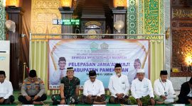 Bupati Pamekasan KH. Kholilurrahman bersama anggota forkopimda saat pelepasan CJH secara simbolis di Masjid Agung As-Syuhada Pamekasan. (MOH. IQBALUL KHAVEI MZ / KLIKMADURA)