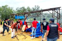 Personel Satreskrim Polres Sampang membongkar arena sabung ayam Dusun Mangar, Desa Batuporo, Kecamatan Kedungdung. (MUKSIN IKSAN / KLIKMADURA)
