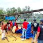 Personel Satreskrim Polres Sampang membongkar arena sabung ayam Dusun Mangar, Desa Batuporo, Kecamatan Kedungdung. (MUKSIN IKSAN / KLIKMADURA)