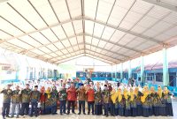 Wakil Bupati Pamekasan H. Sukriyanto foto bersama pengurus MGMP Bahasa Indonesia Pamekasan dan seluruh peserta olimpade.