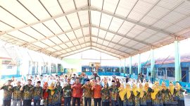 Wakil Bupati Pamekasan H. Sukriyanto foto bersama pengurus MGMP Bahasa Indonesia Pamekasan dan seluruh peserta olimpade.