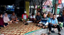 Ketua Paguyuban UMKM dan PKL Berteman Eks Stasiun PJKA Pamekasan, Nor Faisal saat rapat bersama anggotanya. (DOK. KLIKMADURA)
