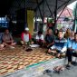Ketua Paguyuban UMKM dan PKL Berteman Eks Stasiun PJKA Pamekasan, Nor Faisal saat rapat bersama anggotanya. (DOK. KLIKMADURA)