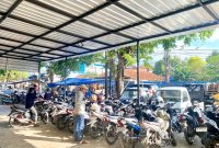 Warga memarkir kendaraannya di depan kios pedagang Pasar Keppo, Pamekasan (Selasa/6/5/2025).