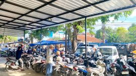 Warga memarkir kendaraannya di depan kios pedagang Pasar Keppo, Pamekasan (Selasa/6/5/2025).
