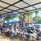 Warga memarkir kendaraannya di depan kios pedagang Pasar Keppo, Pamekasan (Selasa/6/5/2025).