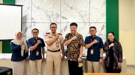 Kepala BPJS Kesehatan Cabang Pamekasan Nuzuludin Hasan didampingi tim foto bersama Owner RSIA Puri Bunda Madura dr. Franky Ardhana Kawilarang M.Biomed SpOG didampingi istri tercintanya dr. Anita Setyawati di aula RSIA Puri Bunda Madura. (DOK. KLIKMADURA)