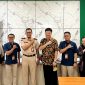 Kepala BPJS Kesehatan Cabang Pamekasan Nuzuludin Hasan didampingi tim foto bersama Owner RSIA Puri Bunda Madura dr. Franky Ardhana Kawilarang M.Biomed SpOG didampingi istri tercintanya dr. Anita Setyawati di aula RSIA Puri Bunda Madura. (DOK. KLIKMADURA)