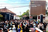 Ratusan warga Desa Gugul, Kecamatan Tlanakan saat menggelar aksi di depan Kantor Kejari Pamekasan. (MOH. IQBALUL KHAVEI MZ / KLIKMADURA)