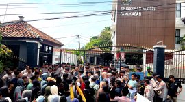 Ratusan warga Desa Gugul, Kecamatan Tlanakan saat menggelar aksi di depan Kantor Kejari Pamekasan. (MOH. IQBALUL KHAVEI MZ / KLIKMADURA)