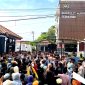 Ratusan warga Desa Gugul, Kecamatan Tlanakan saat menggelar aksi di depan Kantor Kejari Pamekasan. (MOH. IQBALUL KHAVEI MZ / KLIKMADURA)