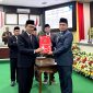 Ketua DPRD Pamekasan Ali Masykur (kanan) menyerahkan dokumen keputusan DPRD terhadap Rekomendasi Perbaikan Penyelenggaraan Pemerintahan Daerah kepada Bupati Pamekasan KH. Kholilurrahman. (MOH. IQBALUL KHAVEI MZ / KLIKMADURA)