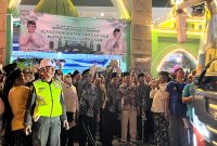 Bupati Pamekasan KH. Kholilurrahman didampingi Wabup H. Sukriyanto melepas calon jemaah haji di depan Masjid As-Syuhada, Pamekasan, Jumat (9/5/2025) dini hari. (MOH. IQBALUL KHAVEI MZ / KLIKMADURA)