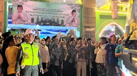 Bupati Pamekasan KH. Kholilurrahman didampingi Wabup H. Sukriyanto melepas calon jemaah haji di depan Masjid As-Syuhada, Pamekasan, Jumat (9/5/2025) dini hari. (MOH. IQBALUL KHAVEI MZ / KLIKMADURA)