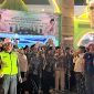 Bupati Pamekasan KH. Kholilurrahman didampingi Wabup H. Sukriyanto melepas calon jemaah haji di depan Masjid As-Syuhada, Pamekasan, Jumat (9/5/2025) dini hari. (MOH. IQBALUL KHAVEI MZ / KLIKMADURA)
