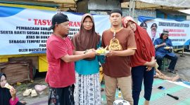 Ketua Paguyuban PKL dan UMKM Berteman, Nur Faisal memberikan tumpeng kepada salah satu PKL usai tasyakuran. (KLIKMADURA)