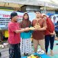 Ketua Paguyuban PKL dan UMKM Berteman, Nur Faisal memberikan tumpeng kepada salah satu PKL usai tasyakuran. (KLIKMADURA)