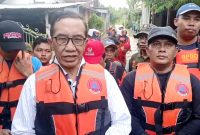 Bupati Pamekasan KH. Kholilurrahman didampingi Wabup H. Sukriyanto bersama sejumlah kepala OPD saat meninjau banjir di Kelurahan Patemon, Kecamatan Kota Pamekasan. (KLIKMADURA)