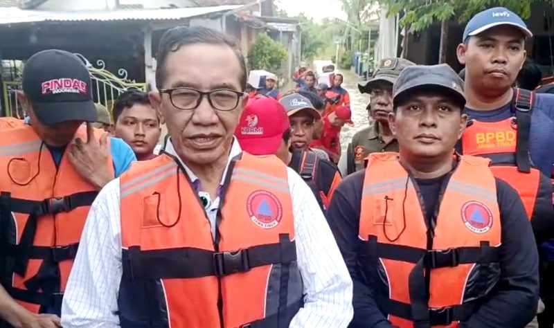 Bupati Pamekasan KH. Kholilurrahman didampingi Wabup H. Sukriyanto bersama sejumlah kepala OPD saat meninjau banjir di Kelurahan Patemon, Kecamatan Kota Pamekasan. (KLIKMADURA)