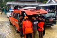 Tim SAR BPBD Pamekasan bersiap melakukan pencarian bocah yang hanyut di Dusun Pao, Desa Palesanggar, Kecamatan Pegantenan, Pamekasan. (KLIKMADURA)