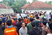 Warga berkerumun melihat proses evakuasi jenazah Khoiri di Desa Klampar, Kecamatan Proppo, Pamekasan. (ISTIMEWA)
