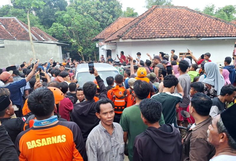 Warga berkerumun melihat proses evakuasi jenazah Khoiri di Desa Klampar, Kecamatan Proppo, Pamekasan. (ISTIMEWA)