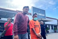 MB, dukun cabul asal Desa Tlontoraja, Kecamatan Pasean saat digelandang di halaman Mapolres Pamekasan. (MOH. IQBALUL KHAVEI MZ / KLIKMADURA)