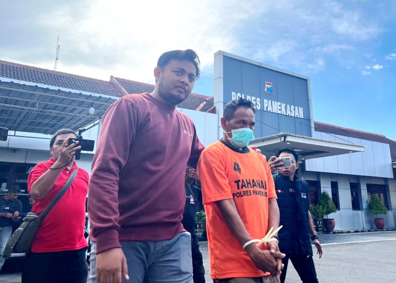 MB, dukun cabul asal Desa Tlontoraja, Kecamatan Pasean saat digelandang di halaman Mapolres Pamekasan. (MOH. IQBALUL KHAVEI MZ / KLIKMADURA)