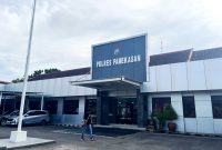 Warga melintas di halaman Mapolres Pamekasan. (MOH. IQBALUL KHAVEI MZ / KLIKMADURA)