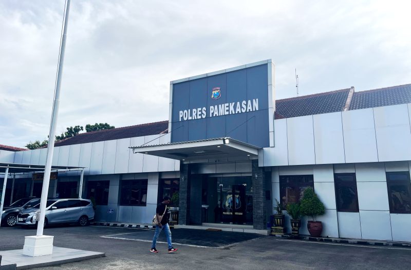 Warga melintas di halaman Mapolres Pamekasan. (MOH. IQBALUL KHAVEI MZ / KLIKMADURA)