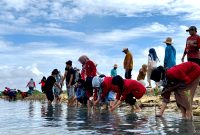 Warga dan para aktivis pecinta alam saat menanam bibit mangrove di Desa Majungan, Kecamatan Pademawu, Kabupaten Pamekasan. (MOH. IQBALUL KHAVEI MZ / KLIKMADURA)