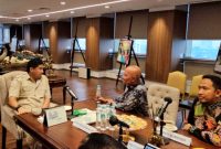 Menteri Perumahan dan Kawasan Permukiman (PKP) Maruarar Siarait bersama Ketua Banggar DPR RI MH. Said Abdullah dan Bupati Sumenep Achmad Fauzi berdiskusi terkait kasus dugaan mega korupsi program BSPS di Kantor Kementerian PKP, Kamis (15/5/2025). (ISTIMEWA)