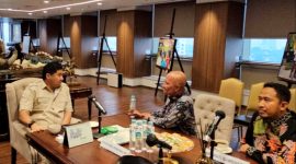 Menteri Perumahan dan Kawasan Permukiman (PKP) Maruarar Siarait bersama Ketua Banggar DPR RI MH. Said Abdullah dan Bupati Sumenep Achmad Fauzi berdiskusi terkait kasus dugaan mega korupsi program BSPS di Kantor Kementerian PKP, Kamis (15/5/2025). (ISTIMEWA)