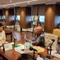 Menteri Perumahan dan Kawasan Permukiman (PKP) Maruarar Siarait bersama Ketua Banggar DPR RI MH. Said Abdullah dan Bupati Sumenep Achmad Fauzi berdiskusi terkait kasus dugaan mega korupsi program BSPS di Kantor Kementerian PKP, Kamis (15/5/2025). (ISTIMEWA)