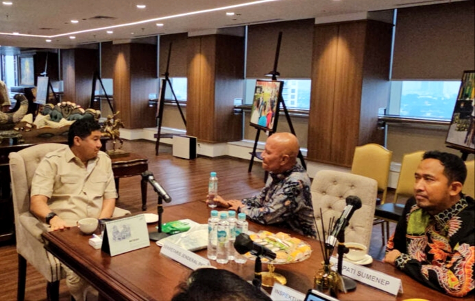 Menteri Perumahan dan Kawasan Permukiman (PKP) Maruarar Siarait bersama Ketua Banggar DPR RI MH. Said Abdullah dan Bupati Sumenep Achmad Fauzi berdiskusi terkait kasus dugaan mega korupsi program BSPS di Kantor Kementerian PKP, Kamis (15/5/2025). (ISTIMEWA)