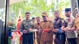 Bupati Pamekasan KH. Kholilurrahman didampingi Sekkab Masrukin, Kepala Dispusip Achmad Sjaifudin dan perwakilan Forkopimda Pamekasan saat peresmian Perpusda M. Tabrani. (MOH. IQBALUL KHAVEI MZ / KLIKMADURA)