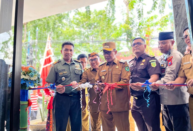 Bupati Pamekasan KH. Kholilurrahman didampingi Sekkab Masrukin, Kepala Dispusip Achmad Sjaifudin dan perwakilan Forkopimda Pamekasan saat peresmian Perpusda M. Tabrani. (MOH. IQBALUL KHAVEI MZ / KLIKMADURA)