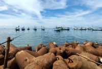 Sejumlah perahu nelayan berada di perairan pantura Pamekasan. (DOK. KLIKMADURA)
