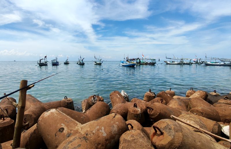 Sejumlah perahu nelayan berada di perairan pantura Pamekasan. (DOK. KLIKMADURA)
