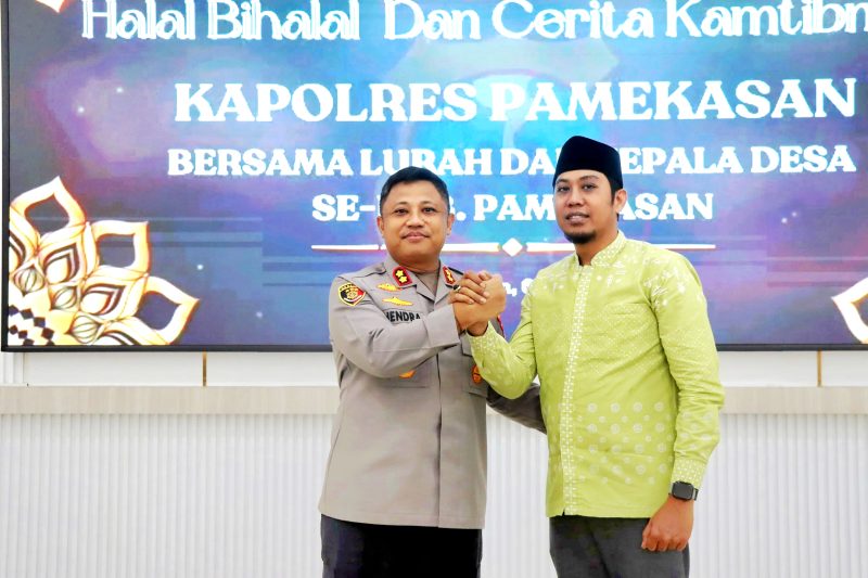 Kapolres Pamekasan AKBP Hendra Eko Triyulianto bersama Ketua Persatuan Kepala Desa (Perkasa) Pamekasan Farid Afandi. (DOK. KLIKMADURA)