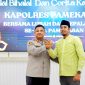 Kapolres Pamekasan AKBP Hendra Eko Triyulianto bersama Ketua Persatuan Kepala Desa (Perkasa) Pamekasan Farid Afandi. (DOK. KLIKMADURA)