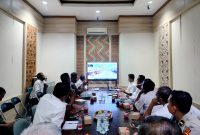 FOKUS: Tim Disperindag dan Dishub Pamekasan serta stakeholder lainnya menggelar rapat terkait rencana uji coba rekayasa lalu lintas Pasar Keppo di Kantor Disperindag. (LAILIYATUN NURIYAH / KLIKMADURA)