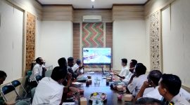 FOKUS: Tim Disperindag dan Dishub Pamekasan serta stakeholder lainnya menggelar rapat terkait rencana uji coba rekayasa lalu lintas Pasar Keppo di Kantor Disperindag. (LAILIYATUN NURIYAH / KLIKMADURA)