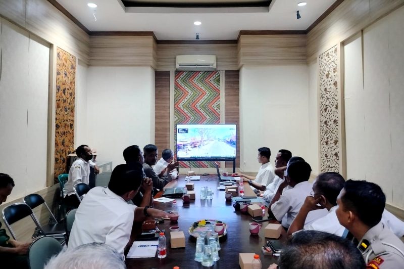 FOKUS: Tim Disperindag dan Dishub Pamekasan serta stakeholder lainnya menggelar rapat terkait rencana uji coba rekayasa lalu lintas Pasar Keppo di Kantor Disperindag. (LAILIYATUN NURIYAH / KLIKMADURA)
