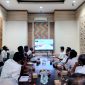 FOKUS: Tim Disperindag dan Dishub Pamekasan serta stakeholder lainnya menggelar rapat terkait rencana uji coba rekayasa lalu lintas Pasar Keppo di Kantor Disperindag. (LAILIYATUN NURIYAH / KLIKMADURA)